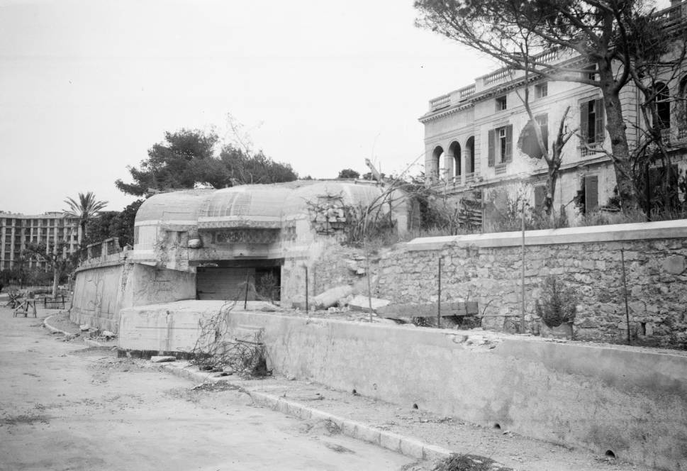 France_military_bunker_and_bombed_out_building_in_Cannes